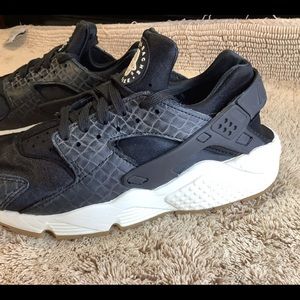 Women’s size 8 black Nikes